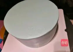 Illustration of how to make a small fresh birthday cake 6