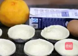 Yellow peach egg tart Illustration of how to do it 1