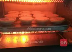 Illustration of how to make banana egg tart 8