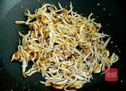 Illustration of how to make honey walnut dried fish 4