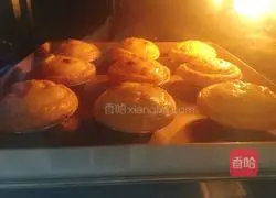 Illustration of how to make banana egg tart (whole egg method) 13