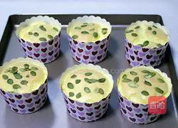 Illustration of how to make pumpkin seed cupcakes 13