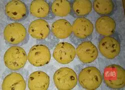 Illustration of how to make blue jar raisin cookies 6