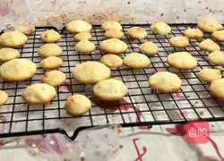 Illustration of how to make crispy egg biscuits 12