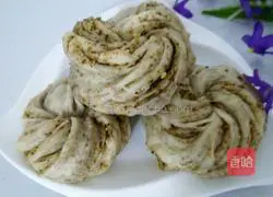 Illustration of how to make walnut flower rolls 20