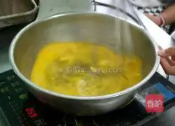 Illustration of how to make crispy puffs 3 