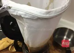 Illustration of how to make Hong Kong-style stocking milk tea 4