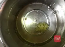 Illustration of how to make a small 6-inch lemon cake base 3