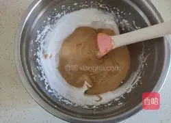 Illustration of how to make hollow chiffon cake with glaze 10