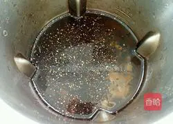 Illustration of how to make black sesame, walnut and black bean paste 3