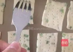 Illustration of how to make onion crispy soda biscuits 6