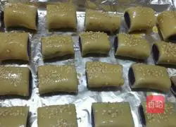 Illustration of how to make golden purple potato rolls 9