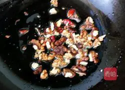 Illustration of how to make walnut kernels 3