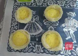 Illustrations on how to make microwave egg tarts in just one minute