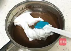 Illustration of how to make oil-free cocoa chiffon cake 15