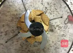 Illustration of how to make a small 6-inch lemon cake base 13