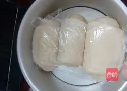 Illustration of how to make egg toast (looks a bit like Dalie) 4