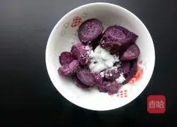 Illustration of how to make purple sweet potato cake 4
