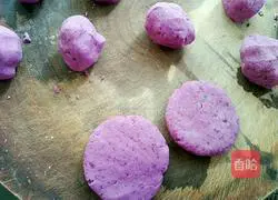 Illustration of how to make fried purple potato cakes 4