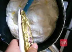 Illustration of how to make cranberry peanut biscuits 6