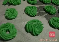 Illustration of how to make green crispy cookies 9