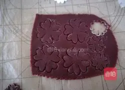 Illustration of how to make flower butter biscuits 4