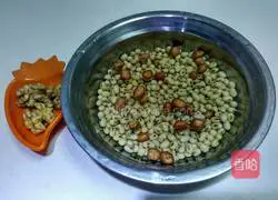 Illustration of how to make peanut walnut soy milk 1
