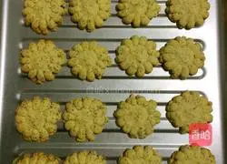 Illustration of how to make sunflower black tea cookies 10