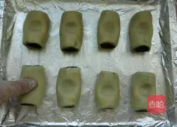 Illustration of how to make bean paste crisp rolls 12