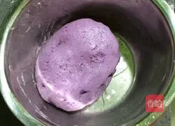 Illustration of how to make purple potato and bean paste dumplings 4