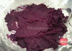 Illustration of how to make purple sweet potato dumplings 1
