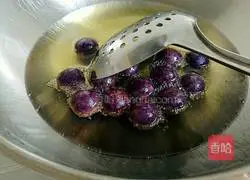 Illustration of how to make purple sweet potato balls 15