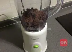 Illustration of making homemade red bean paste filling 4