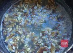 Illustration of how to make salt and pepper walnuts 3