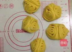 Illustration of how to make pumpkin flower rolls 9