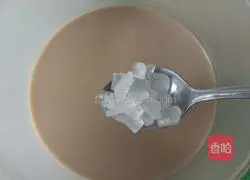 Illustration of how to make peanut walnut and red date soy milk 5