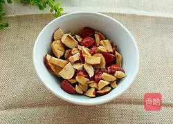 Illustration of how to make walnut and red date soy milk 3