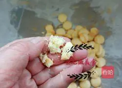 Illustration of how to make egg yolk biscuits 11