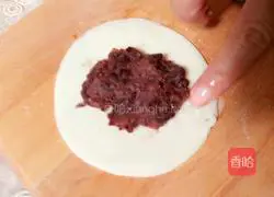 Illustration of how to make red bean pie 5