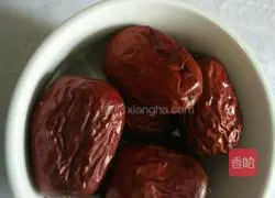 Illustration of how to make red dates and walnuts 1
