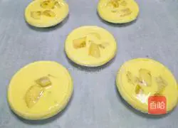 Illustration of how to make banana egg tart 10