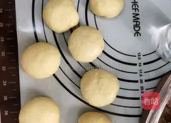 Illustration of how to make cocoa-filled waffles 6