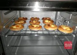 Illustration of how to make light cream Portuguese egg tart 12