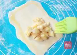 Illustration of how to make banana pie with dumpling skin 6