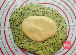 Illustration of how to make chive soda crackers 6