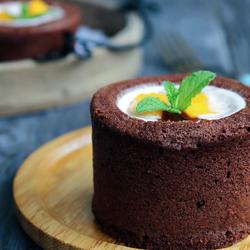 Cocoa cup cake (raspberry yogurt filling)