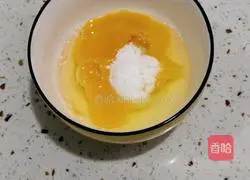 Illustration of making large egg tarts with hand cakes 3