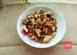 Illustration of how to make walnut and red date soy milk 2