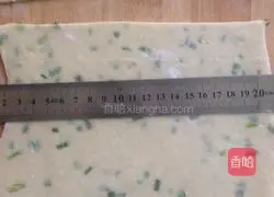 Illustration of how to make onion crispy soda crackers 5