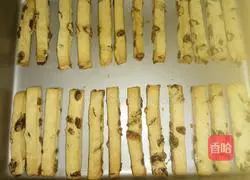 Illustration of how to make raisin biscuit bars 12